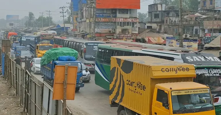 মহাসড়কে বাড়ছে যানবাহনের চাপ